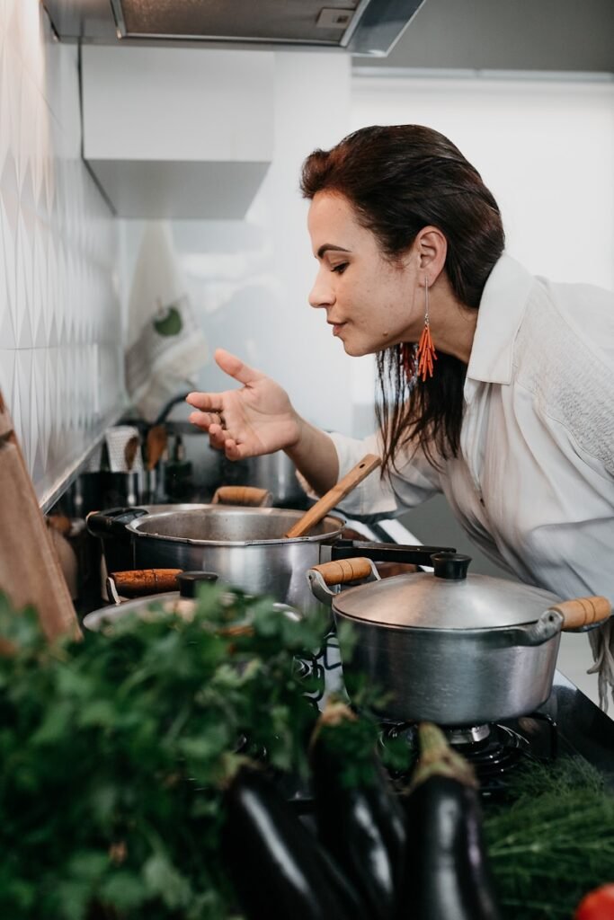 contenta cicinando en la Mejor Cocina de Gas de 4 Quemadores de Acero Inoxidable